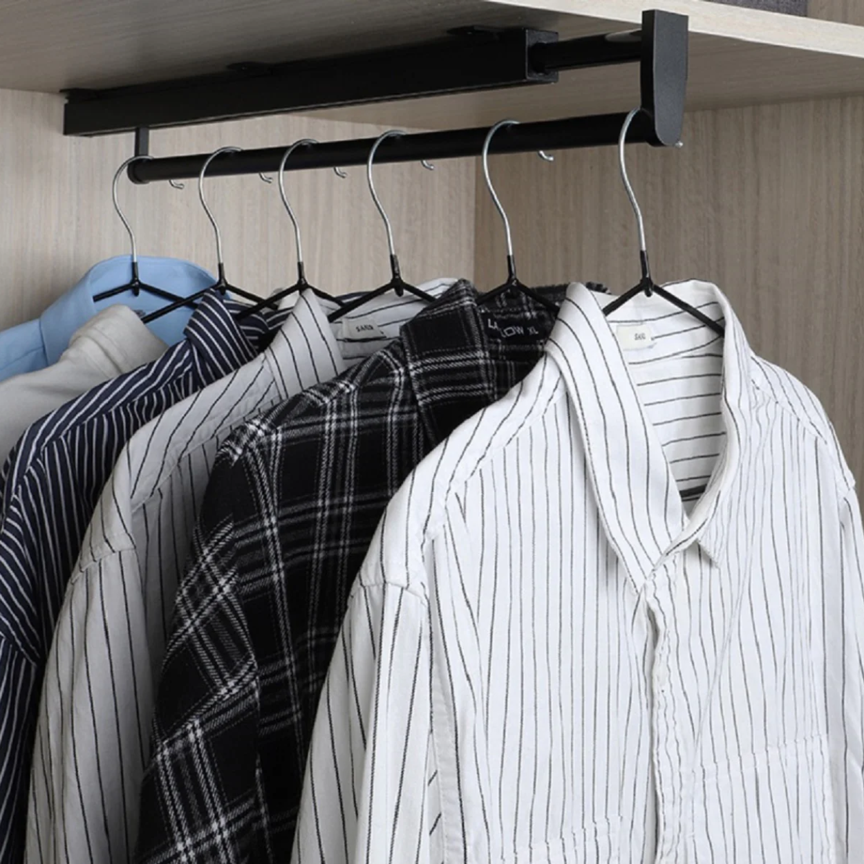 Support coulissant à cintres pour dressing